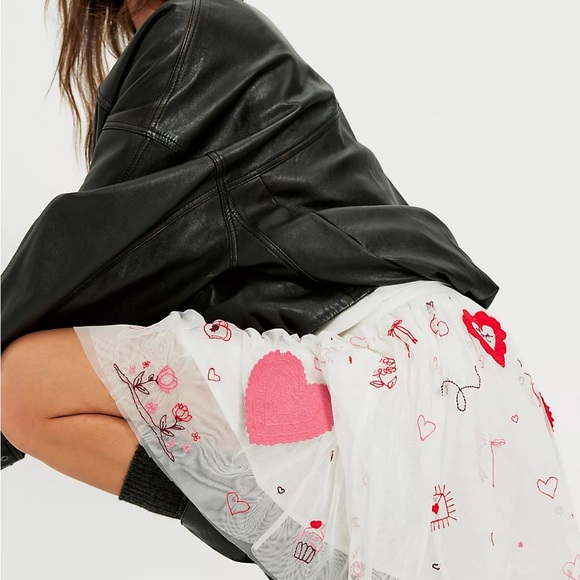 Free People White Skirt with Red and Pink Hearts - Picture 4 of 7
